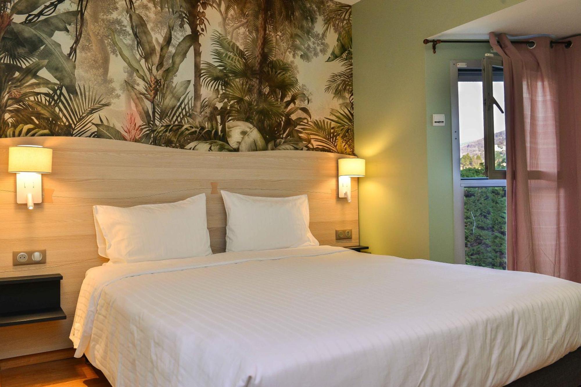 Logis Hotel Restaurant Le Chene Vert Rocher المظهر الخارجي الصورة