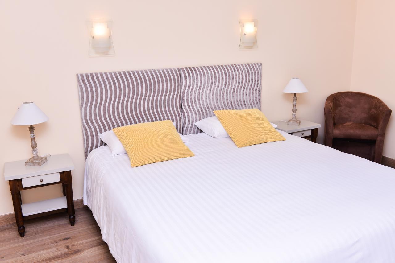 Logis Hotel Restaurant Le Chene Vert Rocher المظهر الخارجي الصورة
